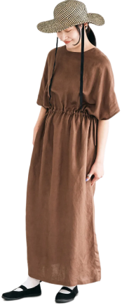 オリジナルのアパレルアイテムを着用した女性の全身イメージカット