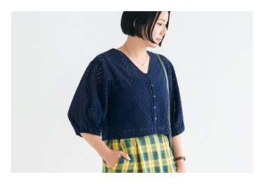 オリジナルのアパレルアイテムを着用した女性のバストアップのイメージカット