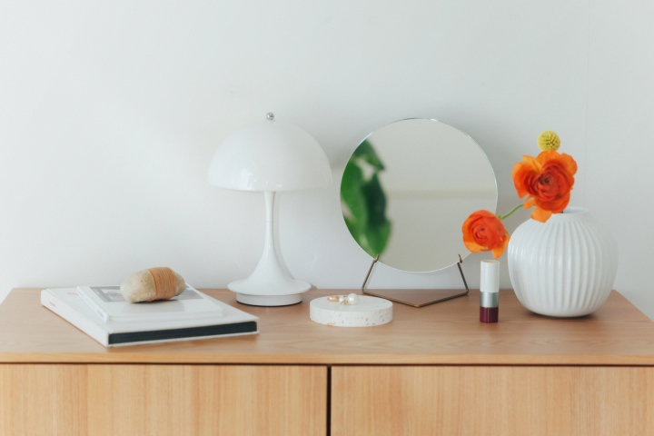 キナリノのユーザーを想起するような、雑貨が並ぶ棚