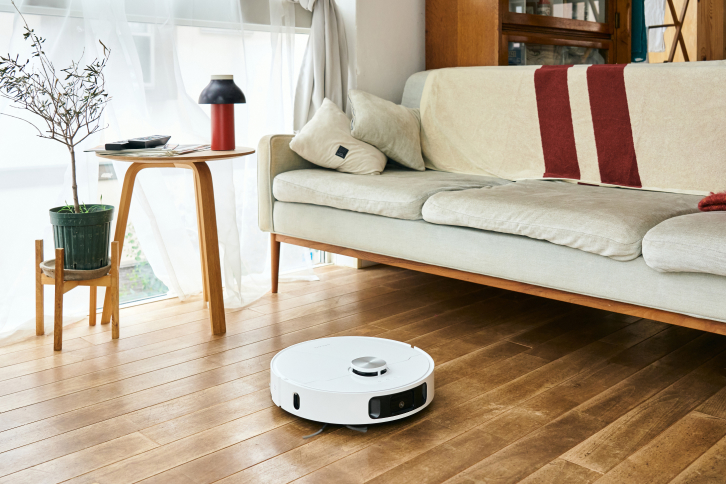 キナリノの世界観に合う、インテリアが素敵なリビングで商品を紹介するイメージ