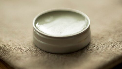 お好みの精油で とっても簡単 手作り香水 練り香水 の作り方 キナリノ