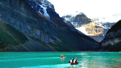 まるで絵葉書の世界に飛び込んだよう。エメラルド色の湖に大氷原を満喫