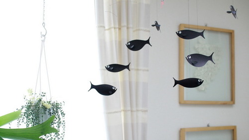 風にゆらめき、光にきらめく。お部屋に《モビール》を飾ってみませんか