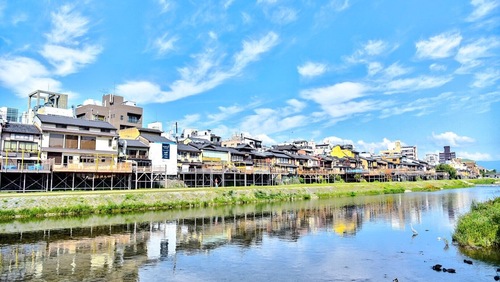 一見さんでも大丈夫◎京の風物詩「納涼床」「川床」の楽しみ処（ドコロ