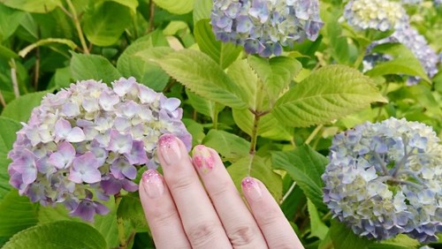 雨の日も気分があがる 梅雨は 紫陽花ネイル で季節感を楽しもう キナリノ 雨の日も気分があがる 梅雨は 紫陽花ネイル で季節感を楽しもう キナリノ