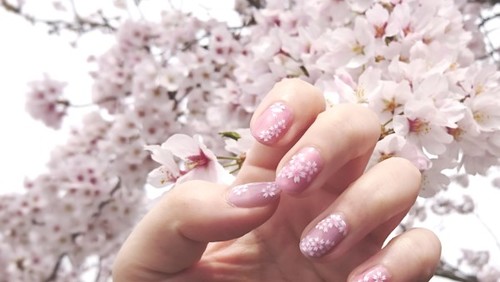 上品でとっても愛らしい フラワーネイルで指先にお花を咲かせよう キナリノ