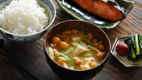 一人暮らしでもちゃんと 一汁 少ない具材で作るお味噌汁レシピ帖 キナリノ