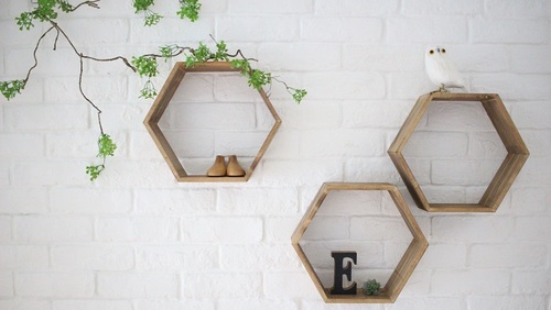 スペースがないなら 壁 を活用してみない リビングの 壁面収納 アイデア集 キナリノ