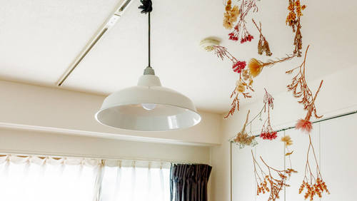 ナチュラルでおしゃれな空間に。「ドライフラワー」と「流木」の