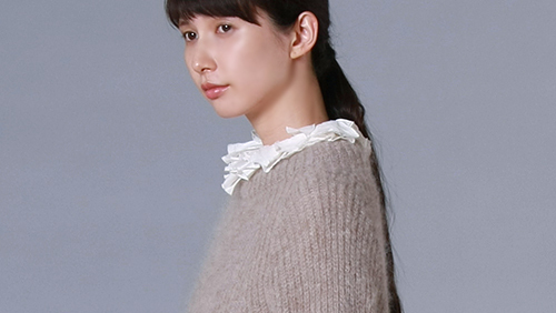 程よい甘さが素敵＊「フリルネックアイテム」でつくる大人のレイヤード  