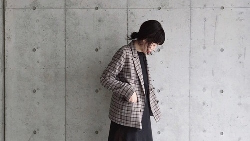 いつものコーデにクラシカルムードを。「チェックジャケット」の素敵な