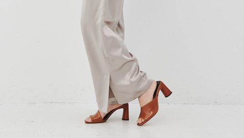 素足 サンダルで着こなしたい おしゃれな スリット入りワンピ ボトムス キナリノ