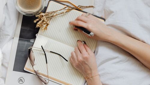 自分を見つめ直して楽になる 書き出す 事で気持ちを整理しよう キナリノ