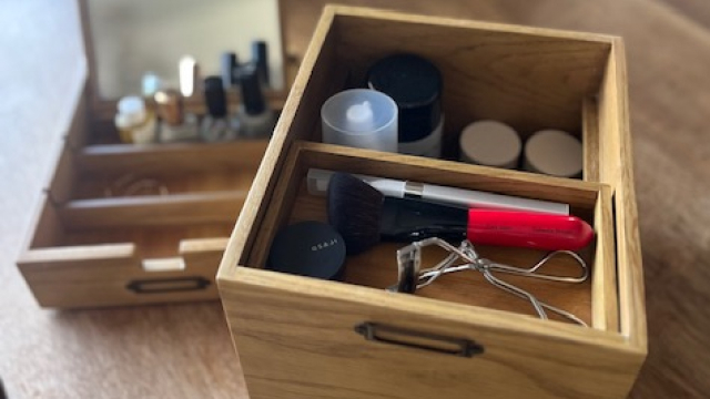 名物店主のお買い物日記 no.222 - 時間がない朝も気分が上がるメイクボックスの話 ―こどもと暮らし 田中あずささん