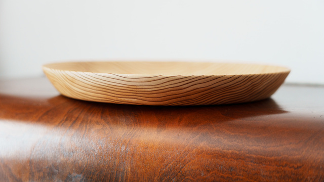 名物店主のお買い物日記 no.231 - 樹齢約60年の秋田杉から生まれる、美しい木皿の話 ―東北スタンダードマーケット 大河内英夫さん