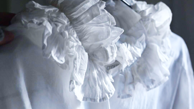 “かわいい”を諦めきれない大人が選んだフリルシャツ