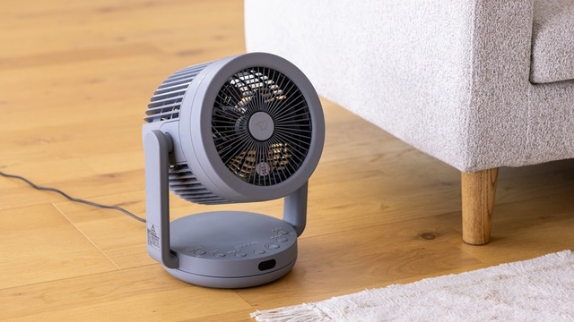 美品　扇風機サーキュレーター両使い出来ます 扇風機とサーキュレーターを一台に！異なる2つの風で、賢く心地よく