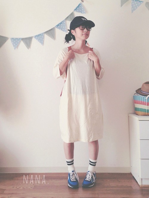 暑さに負けない ワンピース スニーカーで楽ちんスタイルを キナリノ