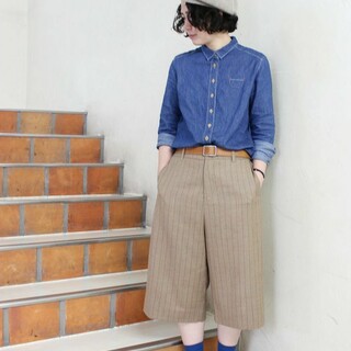 さらっと羽織って、大人可愛い♪ デニムシャツコーデ