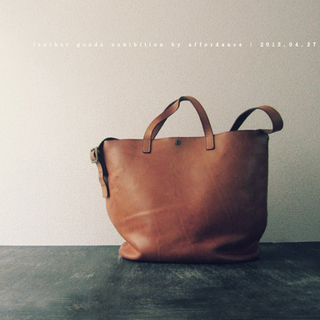 自然な革の風合いを楽しむ。affordance（アフォーダンス）の革鞄と革小物