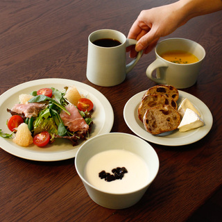 毎日を楽しく彩る器。「KANEAKI SAKAI POTTERY」を食卓に