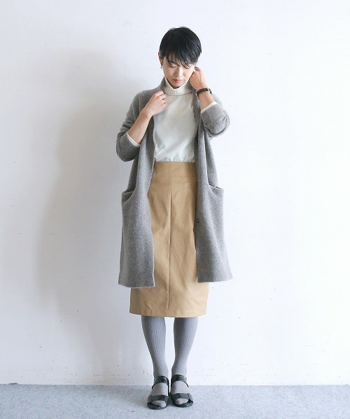 ぬくぬく ニットガウン ニットコートのコーデで軽やかに暖かく キナリノ