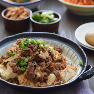 節約生活を楽しく♪もやし、鶏むね肉、豆腐で作る、美味しい節約レシピ。