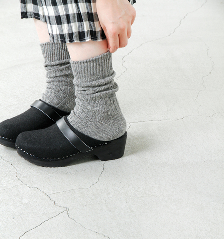 靴下を履いて足元ぬくぬく 素敵に取り入れたいソックスのコーデ キナリノ