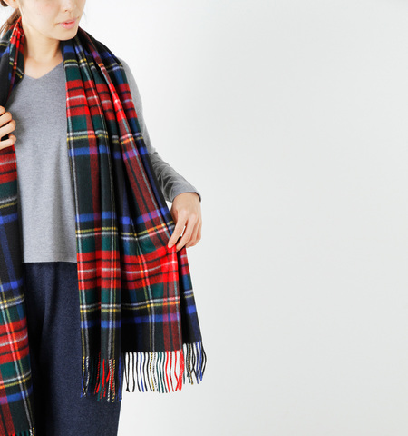 幅広い世代から愛される【ジョンストンズ】の大判ストールをマスト