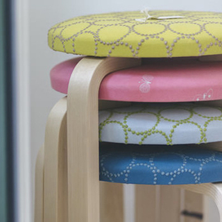 使い込むほどに表情が変化してゆくスツール。名作STOOL 60がミナペルホネンとコラボしたよ