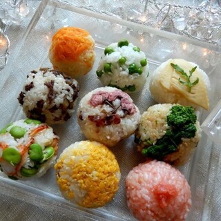 お弁当や食卓にメリハリをつける♪変わりおにぎりのレシピ集。