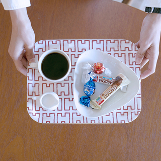 憧れのデザインをもっと身近に。毎日使いたいトレーと紙のテーブルウェア