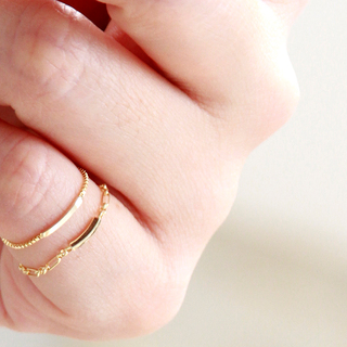 毎日身に着けたくなる。シンプルで華奢な「ゴールドリング」4選