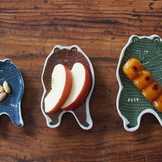 にじみ、かすれも素敵だね。表情豊かな「kata kata×倉敷意匠」の印判手皿