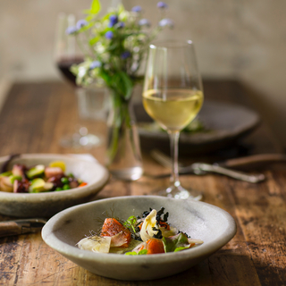 お酒と魚介の美味しい組み合わせ。ワインや日本酒でシーフードを楽しもう