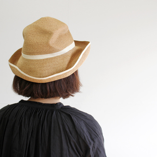 クシュッとやわらか。好みのスタイルで楽しめる「マチュアーハ」のBOXED HAT