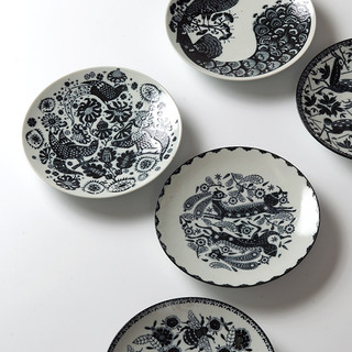 お料理から、ちらりと覗く柄にときめく。「絵皿」で華やかな食卓を