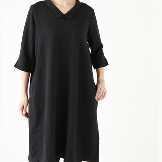 シルエットにこだわったシンプルなナチュラル服で、大人っぽくシックな着こなしを