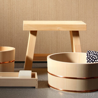 お風呂の椅子にも樹齢 200 年の木のぬくもりを。東屋のお風呂セットが素敵です