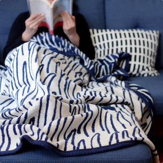 包まる…幸せ！「ミナペルホネン」×「クリッパン」のシュニールコットンブランケット