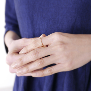 貴方をそっと引き立てる、凛とした存在感。美しく繊細なアクセサリーを身に付けてみませんか