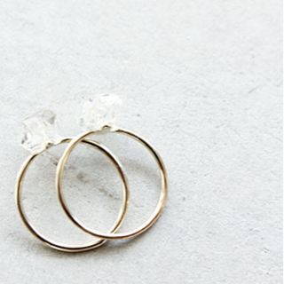 天然石の美しい輝きと、神秘的な力。「Archiv（アーカイブ）」のアクセサリー