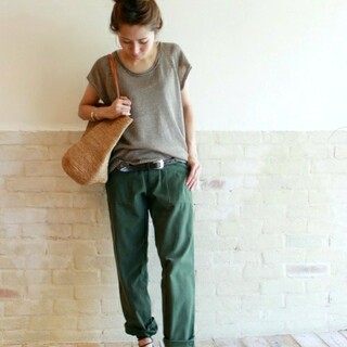 カジュアル上級者の定番アイテム！『ベイカーパンツ』の着こなしスナップ