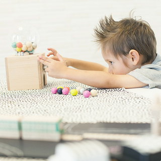 きっとママにも喜ばれる。お子さんへのプレゼントは、心をはぐくむ、上質なものを
