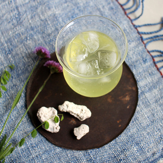 夏を爽やかに彩る、清涼感あふれる”ガラスの食器”