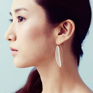 夏の装いを格上げ。涼しげで上品なガラスのアクセサリー「KARAFURU」の切子ジュエリー