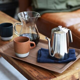 何をのせても良いんだよ♪ “すっきり”も“便利”も【トレイ】におまかせ！