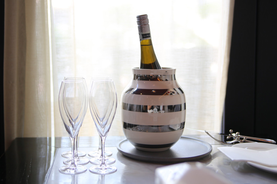 期間限定でスパークリングワインをプレゼント。美しいフラワーベース