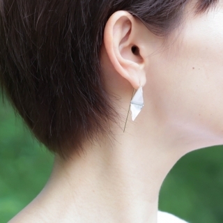 涼し気でどこか儚げ。夏の耳元を涼しく飾る「ガラスのピアス」10選