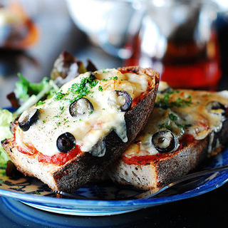 冷蔵庫の“残り物”を使って作る【ピザトースト】の節約レシピ集